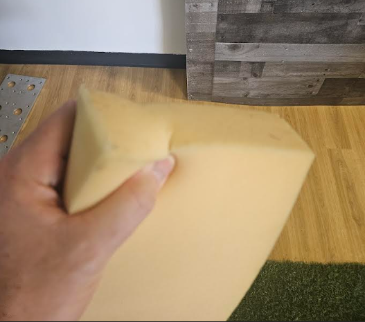 A hand holding a sponge

AI-generated content may be incorrect.